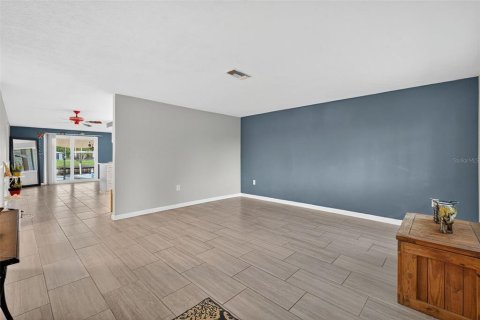 House in Port Richey, Florida 3 bedrooms, 136.29 sq.m. № 1835597 - photo 5