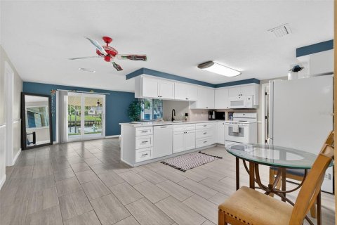 House in Port Richey, Florida 3 bedrooms, 136.29 sq.m. № 1835597 - photo 8