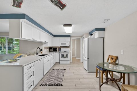 House in Port Richey, Florida 3 bedrooms, 136.29 sq.m. № 1835597 - photo 9