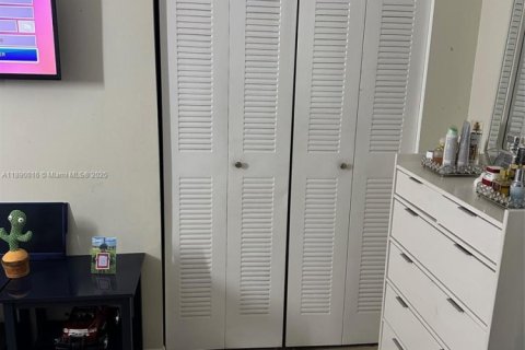 Condo in Miami, Florida, 2 bedrooms  № 1944471 - photo 25
