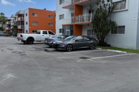 Condo in Miami, Florida, 2 bedrooms  № 1944471 - photo 8