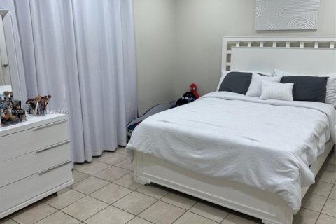 Condo in Miami, Florida, 2 bedrooms  № 1944471 - photo 10