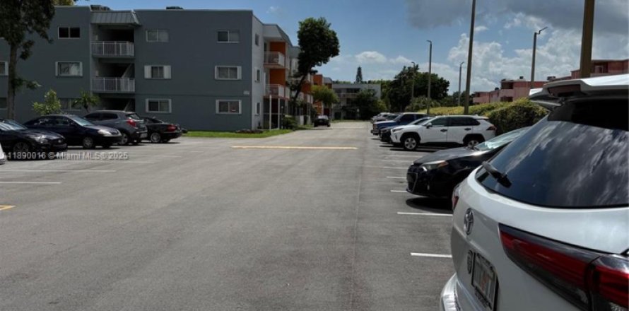 Condo in Miami, Florida, 2 bedrooms № 1944471