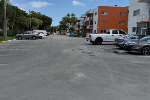 Condo in Miami, Florida, 2 bedrooms  № 1944471 - photo 9