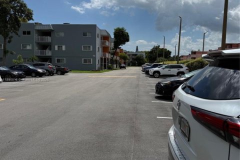 Condo in Miami, Florida, 2 bedrooms  № 1944471 - photo 27