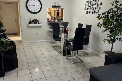 Condo in Miami, Florida, 2 bedrooms  № 1944471 - photo 17