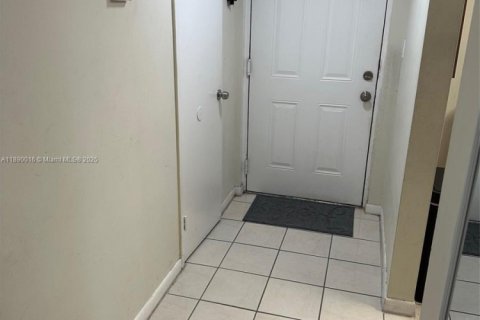Condo in Miami, Florida, 2 bedrooms  № 1944471 - photo 22