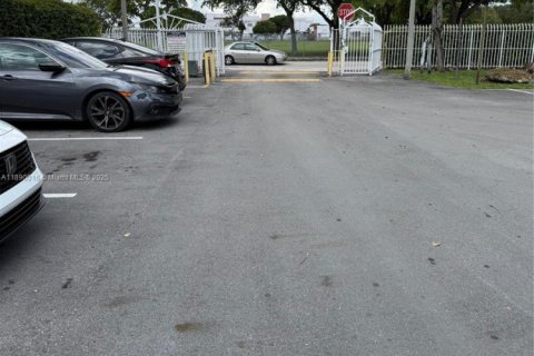 Condo in Miami, Florida, 2 bedrooms  № 1944471 - photo 6
