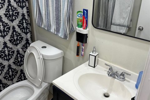 Condo in Miami, Florida, 2 bedrooms  № 1944471 - photo 13