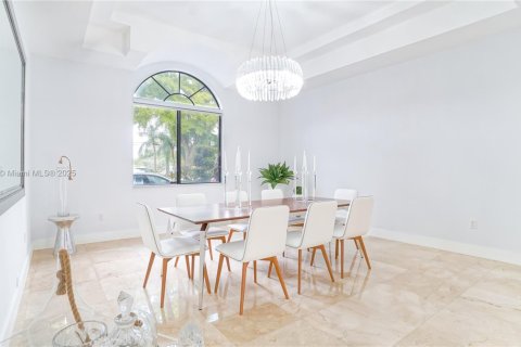 Casa en venta en Miami, Florida, 5 dormitorios, 436.27 m2 № 1966087 - foto 14