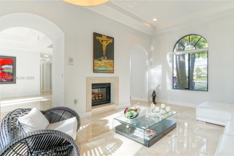 Casa en venta en Miami, Florida, 5 dormitorios, 436.27 m2 № 1966087 - foto 12