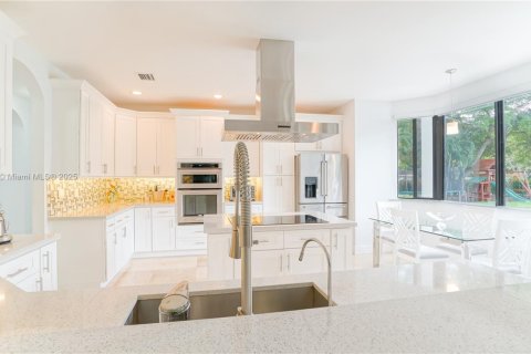 Casa en venta en Miami, Florida, 5 dormitorios, 436.27 m2 № 1966087 - foto 17