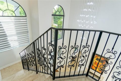 Casa en venta en Miami, Florida, 5 dormitorios, 436.27 m2 № 1966087 - foto 11