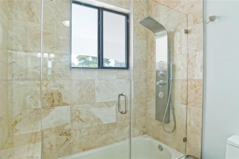 Casa en venta en Miami, Florida, 5 dormitorios, 436.27 m2 № 1966087 - foto 26