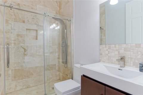Casa en venta en Miami, Florida, 5 dormitorios, 436.27 m2 № 1966087 - foto 28