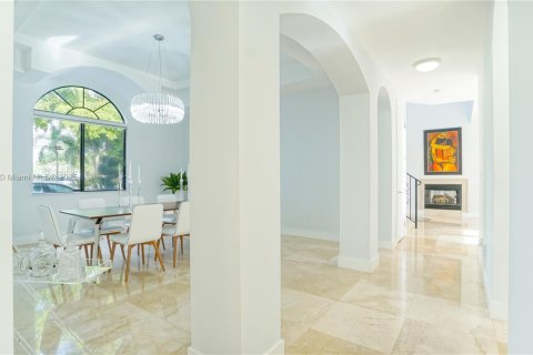 Casa en venta en Miami, Florida, 5 dormitorios, 436.27 m2 № 1966087 - foto 15