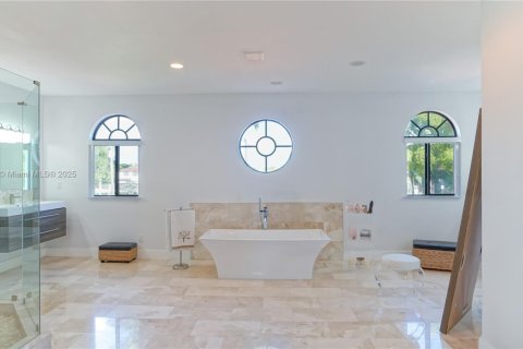 Casa en venta en Miami, Florida, 5 dormitorios, 436.27 m2 № 1966087 - foto 29