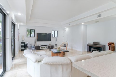 Casa en venta en Miami, Florida, 5 dormitorios, 436.27 m2 № 1966087 - foto 20