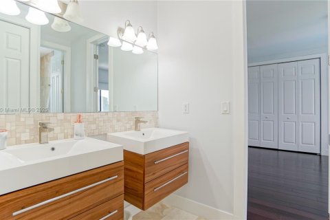 Casa en venta en Miami, Florida, 5 dormitorios, 436.27 m2 № 1966087 - foto 25