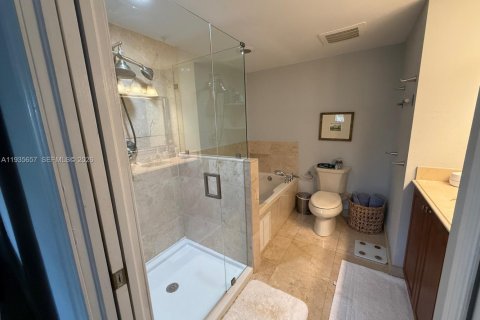 Снять в аренду кондоминиум в Корал-Гейблс, Флорида 3 спальни, 132.57м2, № 1994129 - фото 24