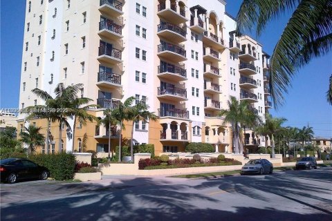 Condo in Coral Gables, Florida, 3 bedrooms  № 1994129 - photo 1