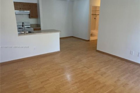 Condo in Pembroke Pines, Florida, 2 bedrooms  № 1944928 - photo 7