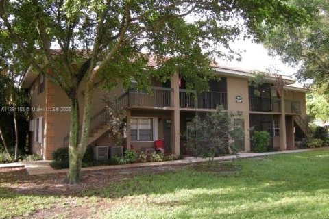 Condo in Pembroke Pines, Florida, 2 bedrooms  № 1944928 - photo 1