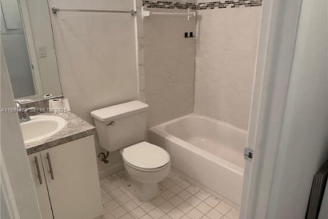 Condo in Pembroke Pines, Florida, 2 bedrooms  № 1944928 - photo 9