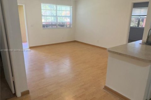 Condo in Pembroke Pines, Florida, 2 bedrooms  № 1944928 - photo 6