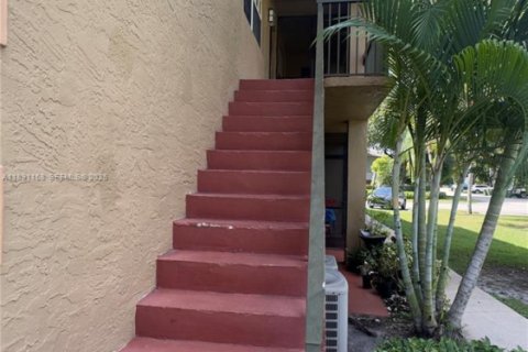 Condo in Pembroke Pines, Florida, 2 bedrooms  № 1944928 - photo 2