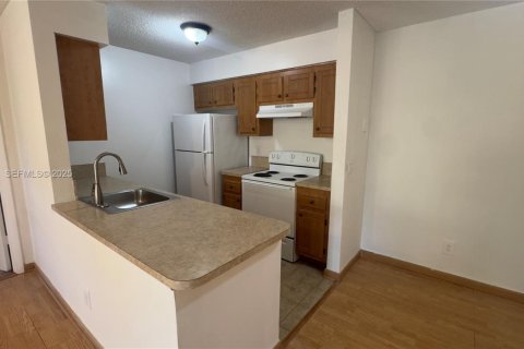 Condo in Pembroke Pines, Florida, 2 bedrooms  № 1944928 - photo 4