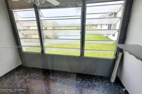 Condo in Sunrise, Florida, 1 bedroom  № 1463208 - photo 8