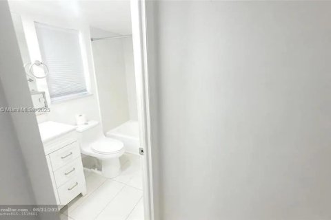 Condo in Sunrise, Florida, 1 bedroom  № 1463208 - photo 11
