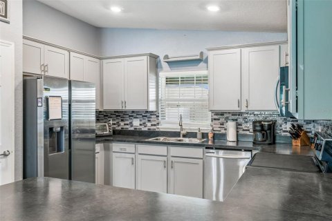 House in Davenport, Florida 3 bedrooms, 135.54 sq.m. № 2151232 - photo 18