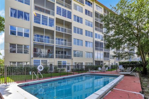 Condo in Deerfield Beach, Florida, 2 bedrooms  № 1945027 - photo 13