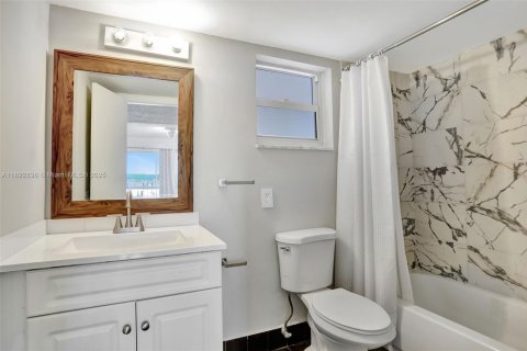 Condo in Deerfield Beach, Florida, 2 bedrooms  № 1945027 - photo 10