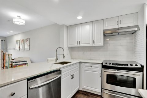 Condo in Deerfield Beach, Florida, 2 bedrooms  № 1945027 - photo 5