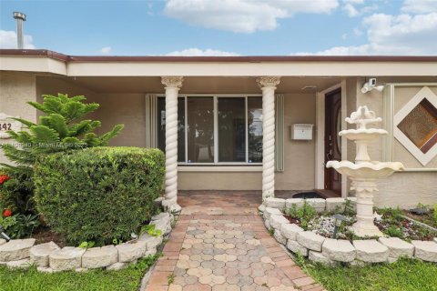 House in Miramar, Florida 3 bedrooms, 141.95 sq.m. № 1809135 - photo 3