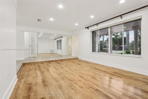 House in Miramar, Florida 3 bedrooms, 141.95 sq.m. № 1809135 - photo 12