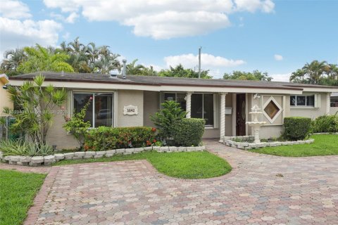 House in Miramar, Florida 3 bedrooms, 141.95 sq.m. № 1809135 - photo 2