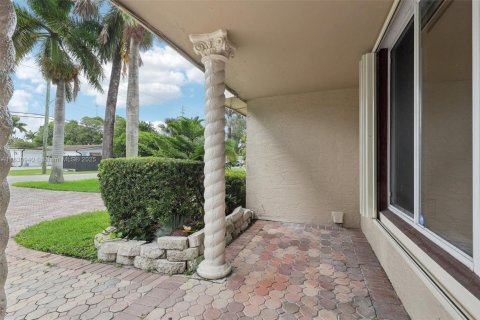 House in Miramar, Florida 3 bedrooms, 141.95 sq.m. № 1809135 - photo 4