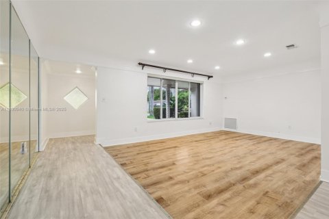 House in Miramar, Florida 3 bedrooms, 141.95 sq.m. № 1809135 - photo 7