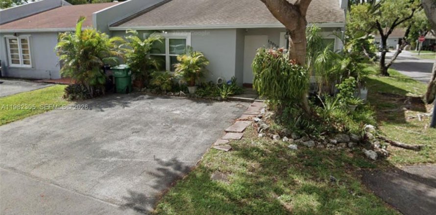 Townhouse in Miami, Florida 3 bedrooms, 100.61 sq.m. № 2048606