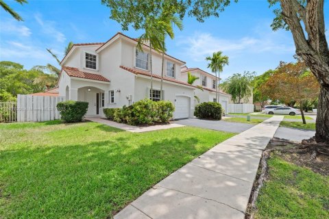 House in Pembroke Pines, Florida 3 bedrooms, 138.98 sq.m. № 1801273 - photo 3