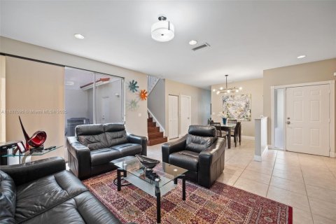House in Pembroke Pines, Florida 3 bedrooms, 138.98 sq.m. № 1801273 - photo 7