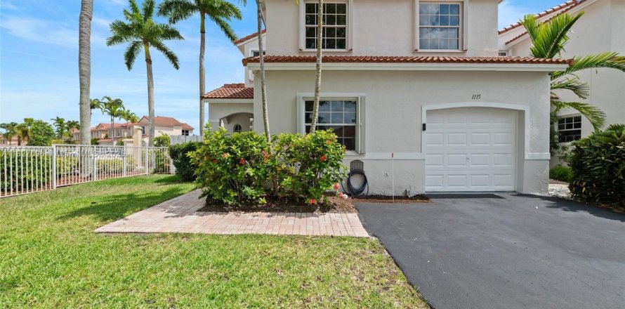 House in Pembroke Pines, Florida 3 bedrooms, 138.98 sq.m. № 1801273