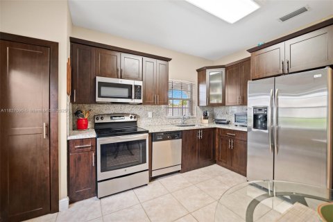 House in Pembroke Pines, Florida 3 bedrooms, 138.98 sq.m. № 1801273 - photo 13