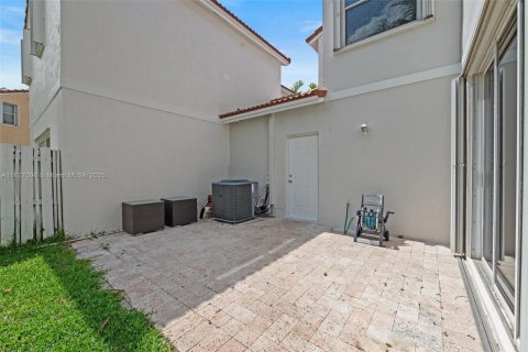 House in Pembroke Pines, Florida 3 bedrooms, 138.98 sq.m. № 1801273 - photo 30