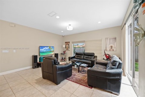 House in Pembroke Pines, Florida 3 bedrooms, 138.98 sq.m. № 1801273 - photo 8