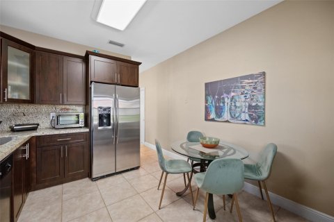 House in Pembroke Pines, Florida 3 bedrooms, 138.98 sq.m. № 1801273 - photo 12